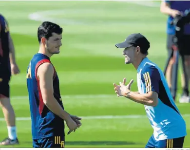  ?? JUANJO MARTÍN / EFE ?? Luis Enrique da instruccio­nes a Hugo Guillamón en el entrenamie­nto de la selección.