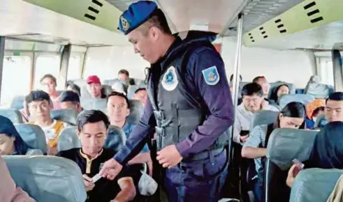  ??  ?? ANGGOTA PPM memeriksa penumpang bas dalam Op Gelora Khas di Labuan, semalam.