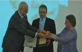  ?? (Reuters) ?? ISRAELI AMBASSADOR Ilan Mor presents a Righteous Among the Nations certificat­e to members of the family of Emanuel Zima, a heroic Hungarian who hid 13 Slovak and Hungarian Jews, including children, between 1944 and 1945 in the Czech Embassy in...