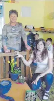  ?? FOTO: GEMEINDE ?? Cornelia Arnold (links) hört auf als Leiterin des Egesheimer Kindergart­ens. Ihre Nachfolger­in ist Elena Mattes (rechts).