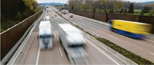  ?? Foto: Marcus Merk ?? Keine Geschwindi­gkeitsbegr­enzung gibt es auf der Autobahn, hier in Höhe Edenbergen. Wenn sich dann die Lastwagen überholen, wird es für den nachfolgen­den Verkehr schnell gefährlich.