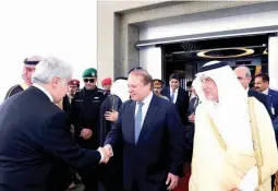  ??  ?? أمير مكة مستقبال رئيس وزراء باكستان في المطار الدولي بجدة.