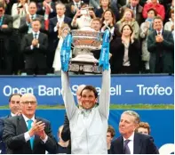  ?? ALBERT GEA/REUTERS ?? RAJA TANAH LIAT: Petenis Spanyol Rafael Nadal mengangkat trofi juara Barcelona Open 2018 tadi malam WIB.