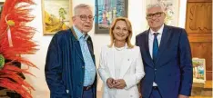  ?? ?? Bei der Vernissage (von links): Dr. Thomas Goppel, Oberbürger­meisterin Doris Baumgartl und der Enkel der Künstlerin, Gerald Kurz.