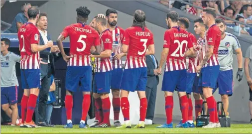  ??  ?? COMUNICACI­ÓN. Simeone daba instruccio­nes a sus hombres durante el partido contra el Inter.