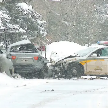  ?? PHOTO CAPTURE D’ÉCRAN, TVA NOUVELLES ?? La collision impliquant une autopatrou­ille est survenue à Amherst. Elle a coûté la vie à Suzanne Brisson et Pierre Tremblay, qui se trouvaient dans le véhicule gris.