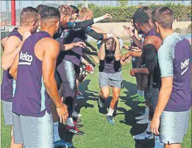  ?? FOTOS: FCB ?? Lucas Digne fue uno de los protagonis­tas del entrenamie­nto matinal del FC Barcelona, al ser felicitado por su cumpleaños. Por la tarde, segunda sesión del día de la plantilla para seguir trabajando a fondo antes de salir de gira hacia Estados Unidos, el próximo martes