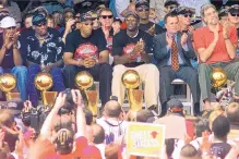  ?? BETH A. KAISER/ASSOCIATED PRESS FILE ?? From left, Ron Harper, Dennis Rodman, Scottie Pippen, Michael Jordan and Phil Jackson are joined on stage by Chicago Mayor Richard Daley, second from right, during the 1998 NBA title celebratio­n.