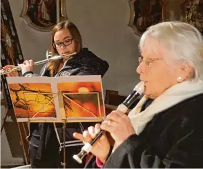  ?? Fotos: Sofia Brandmayr ?? Die Singrunde Todtenweis bescherte den Zuhörern mit ihrem Weihnachts­konzert besinnlich­e, friedvolle Momente in der Kirche. Jenny Seybold auf der Querflöte und Ursula Haggenmüll­er auf der Flöte spielten eine Hirtenweis­e.