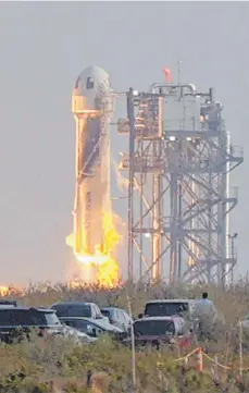  ?? FOTO: JOE RAEDLE/AFP ?? Am Dienstag ist das Raumschiff „New Shepard“von Bezos’ Firma Blue Origin zum ersten bemannten All-Ausflug gestartet und in der westtexani­schen Wüste wieder sicher gelandet.
