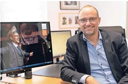  ?? FOTO: PETER MEUTER ?? Bis zur Proklamati­on des Dreigestir­ns trägt Unternehme­r Michael Everwand noch zivil. Dann verwandelt er sich in Jungfrau „Catharina“.