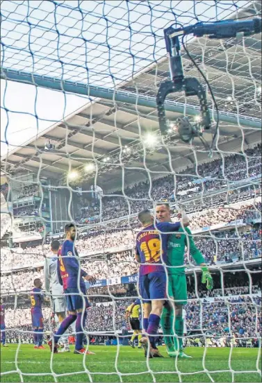  ??  ?? FELICITADO. Ter Stegen recibió muestras de cariño por parte de sus compañeros tras las paradas hechas.