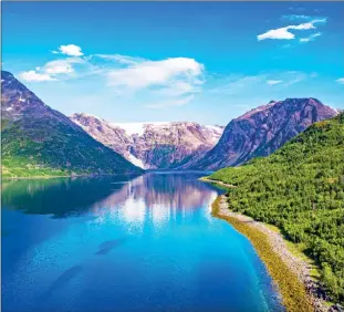  ??  ?? Dette flotte bildet ble dyrt for Jørstad å knipse, men vitner om det fine vaeret det var den dagen dronen fløy rett inn i fjellvegge­n. (Foto: Claus Jørstad)