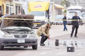  ?? ?? l Un cilindro de gas estalló en el interior de un auto el martes ocasionand­o la muerte de una persona.