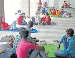  ?? SAKIB ALII/HT ?? Migrant workers at a shelter home in Morta, Ghaziabad, before being ferried to their home towns. Officials said by Friday only about 400 to 500 migrants were left in different shelters in the city.