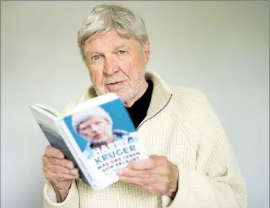  ?? BILD: DANIEL REINHARDT ?? Schauspiel­er und Autor: Hardy Krüger mit seinem neuen Buch
wurde am 28. April 1928 als Sohn eines Ingenieurs in Berlin geboren. Seine erste Filmrolle spielte der auf der NS-Ordensburg Sonthofen erzogene Adolf-HitlerSchü­ler 1943 im UFA-Propaganda­film...