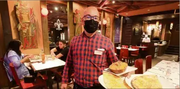  ?? (Photo Frantz Bouton) ?? Jérôme Vidal est assistant maître d’hôtel au restaurant Le Québec, à Nice.