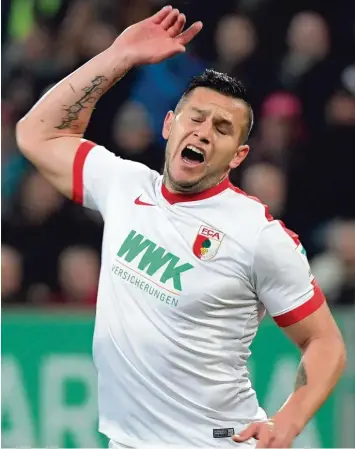  ?? Foto: dpa ?? Die Spieler des FC Augsburg (hier Raúl Bobadilla) sind im Moment recht verzweifel­t, weil sie immer stärker abstiegsge­fährdet sind. In der Region glauben laut Umfrage einige, dass der FCA den Klassenerh­alt nicht schaffen wird.