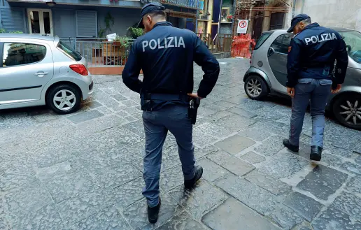  ??  ?? I controlli
Agenti di polizia nei vicoli dei Decumani