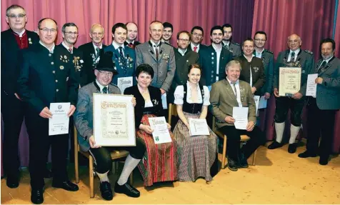  ??  ?? Viele viele Ehrungen gab es bei der Versammlun­g des Schützenga­ues Landsberg. Unser Foto zeigt alle Geehrten mit Bezirkssch­ützenmeist­er Alfred Reiner (ganz links) , Peter Brich (sitzend links) und Egon Eibl (stehend Zweiter von rechts).