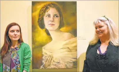  ?? DESIREE ANSTEY/JOURNAL PIONEER ?? Nikki Gallant, left, stands beside her vintage-styled portrait painted by artist Bernadette Kernaghan, right.