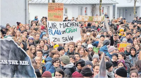  ?? FOTO: FLORIAN PEKING ?? 1500 Schüler protestier­ten in Ravensburg für mehr Klimaschut­z. Auf der Ostalb gehen die Demos diesen Freitag weiter.