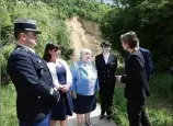  ?? (Photos J.A.) ?? De gauche à droite et de haut en bas : le débat sur l’eau à la mairie ; la promenade dans les rues de Sospel ; le déplacemen­t sur les lieux de l’éboulement du  avril ; la visite de la cathédrale de Sospel.