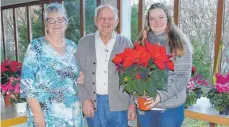  ?? FOTO: SILVIA MÜLLER ?? Erhalten beim Blumenschm­uck-Wettbewerb ein „vorzüglich“, von links: Marianne Weißbeck, Kurt Höfler und Celine Weißbeck.