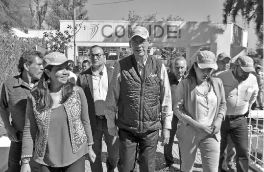  ??  ?? El alcalde Héctor López Santillana y la senadora Pilar Ortega Martínez hicieron un recorrido por la unidad deportiva del Parque Chapalita.