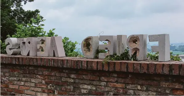  ?? Foto: Polizei Friedberg ?? Vandalen haben den „Friedwärts“Schriftzug auf der Stadtmauer zerstört. Der Buchstabe W landete in der Tiefe.