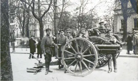  ?? Foto: Stadtarchi­v Augsburg ?? Truppen der Regierung besetzten am 20. April schwer bewaffnet Augsburg.