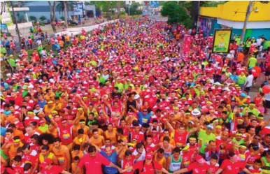  ?? ?? NUTRIDA. Cada año crece la cantidad de corredores que se suman para correr la emblemátic­a Maratón La Prensa, que se desarrolla en San Pedro Sula.