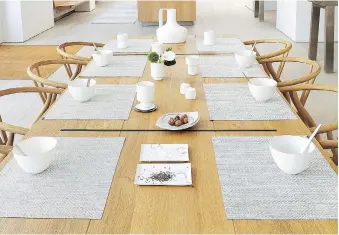  ?? A. SCHRAGER VICTOR ?? “Everything looks best in conjunctio­n with something else,” says Sandy Chilewich, founder and creative director of textiles company Chilewich, such as these Mosaic placemats, below, which come in Nordic blues and whites, set against a wooden table.