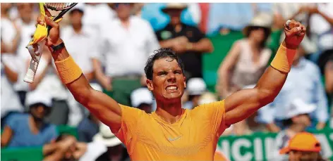  ?? FOTO: ENA/AP/DPA ?? Rafael Nadal bejubelt seinen Sieg beim Masters-Turnier in Monte Carlo. Zum elften Mal schon triumphier­te der Spanier im Fürstentum.