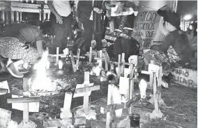  ??  ?? Recuerdo. Ofrenda dedicada a las 56 menores de edad víctimas del incendio, en la plaza de la Constituci­ón de Ciudad de Guatemala.