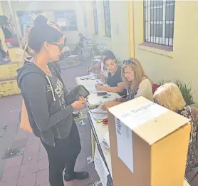  ??  ?? A votar. Los gobernador­es despegaron sus elecciones de la nacional.