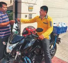  ?? Suchitra Bajpai Chaudhary/Gulf News ?? Supermarke­t delivery boy Mohammad Rafeeque wakes up at 6am and works till 6pm during the Eid holidays.