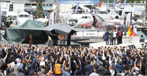  ??  ?? Salon du Bourget 2019. Le voile est levé sous le regard bienveilla­nt des officiels, devant une foule émue, les bras tendus vers le ciel en signe d’adoration. © Dassault Aviation