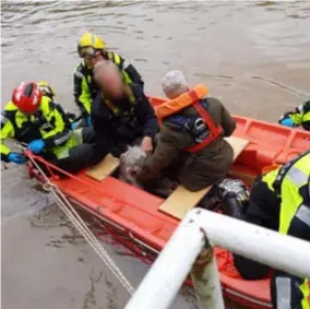  ?? FOTO BRANDWEER ZONE ANTWERPEN ?? Evacuatie van een koppel dat met de honden twee dagen vast zat op zolder.