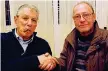  ?? (foto Cavicchi) ?? Stretta di mano Umberto Bossi con Ettore, ex senzatetto