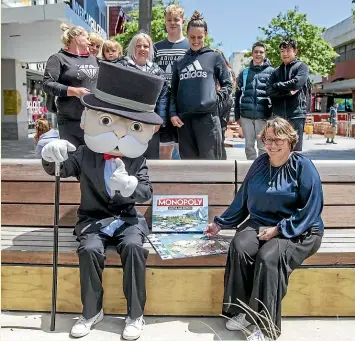  ?? KAVINDA HERATH/STUFF ?? Southland Business Chamber project and engagement manager Joanne O’Connor with Mr Monopoly – who presumably now rolls his Rs – and some interested onlookers.