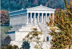  ?? Foto: Armin Weigel, dpa ?? Am Ufer der Donau im Landkreis Regensburg thront die Walhalla, die König Ludwig I. im Jahr 1830 errichten ließ.