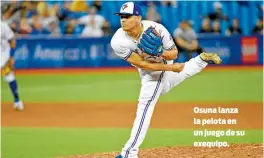  ??  ?? Osuna lanza la pelota en un juego de su exequipo.