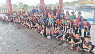  ??  ?? BENGKEL TERJUN: Sebahagian peserta terdiri murid-murid sekolah rendah sekitar Kuching menyertai bengkel sukan terjun bersama jurulatih.