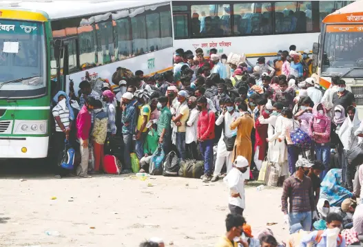  ?? ADNAN ABIDI/REUTERS ?? The pandemic has trapped millions of Indian workers in cities, far from their home villages. Now, an actor, a chef and relief agencies are teaming up to ease the crisis.