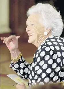  ?? MIKE THEILER/COURTESY FILE ?? Barbara Bush waves to a participan­t at the White House Conference on School Libraries in Washington, D.C. in 2002.