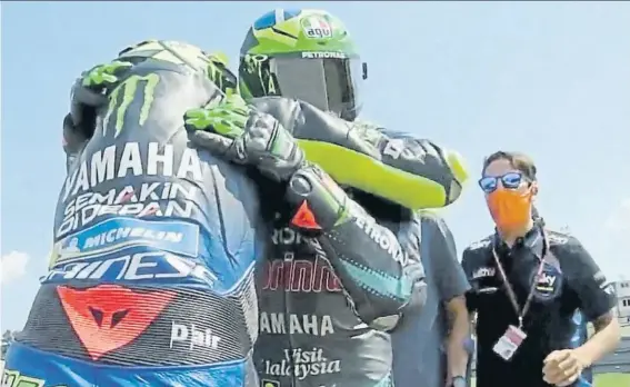  ?? VR ACADEMY ?? El abrazo al término de la carrera de Valentino Rossi y Frankie Morbidelli delante de los chicos de la VR Academy en Brno.
Es el primer podio MotoGP para la academia de TavulliaFO­TO: