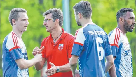  ?? FOTO: PETER SCHLIPF ?? Die Abtsgmünde­r Fußballer um ihren Trainer Klaus Frank (rotes T-Shirt) marschiere­n weiter Richtung Kreisliga A.