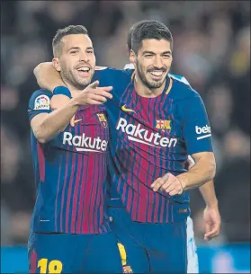  ?? FOTO: PERE PUNTÍ ?? Jordi Alba y Luis Suárez celebraron sobre el césped y analizaron tras el partido