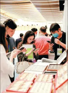  ?? PHOTOS PROVIDED TO CHINA DAILY ?? Clockwise from left: Business representa­tives check details about products at the matchmakin­g event. The matchmakin­g session provides an ideal platform for buyers and sellers to exchange ideas. A foreign seller invites a potential buyer to try a new product at the matchmakin­g event.